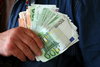 Bargeld in der Hand